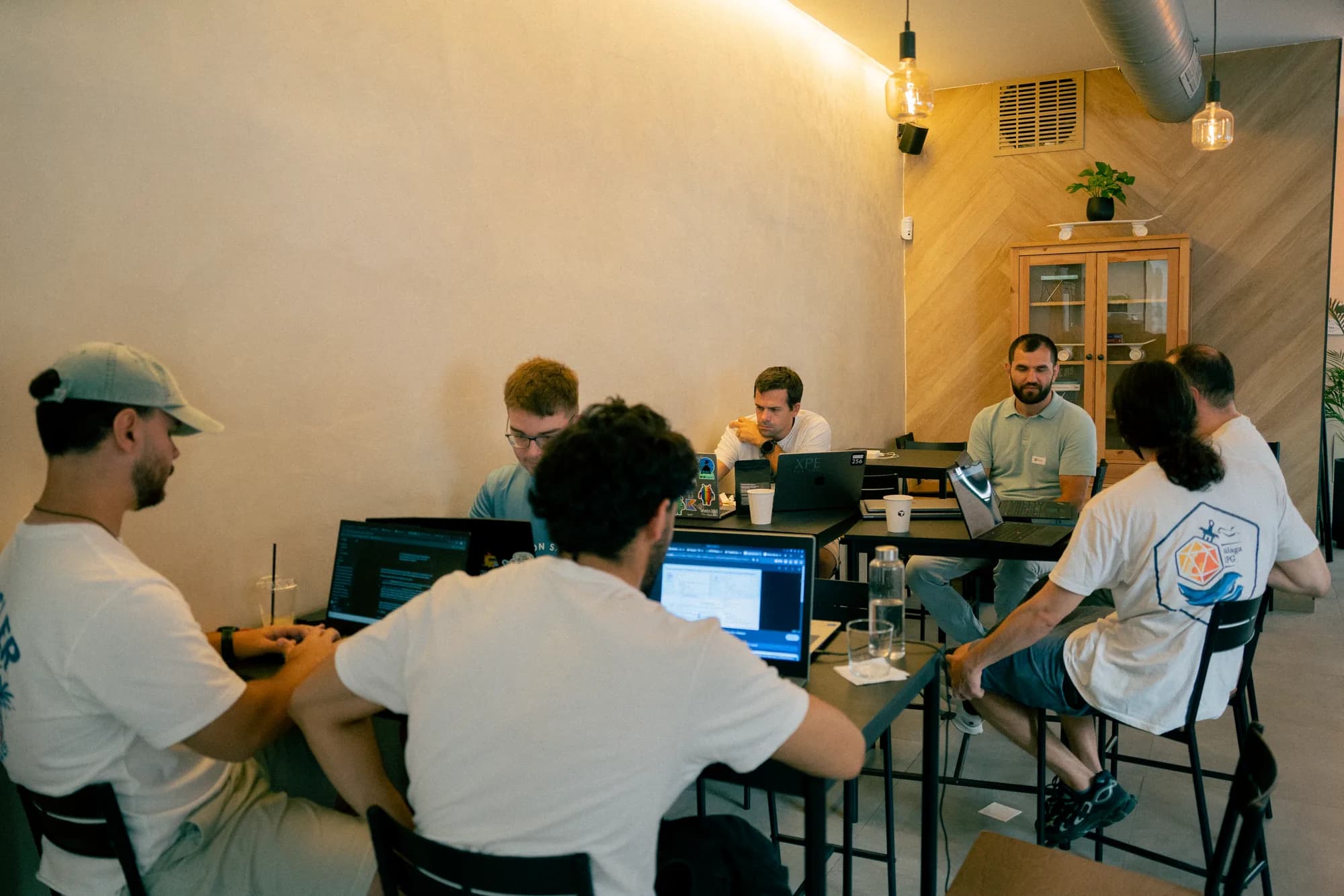 Developers working together around a table at Café Cursor Málaga