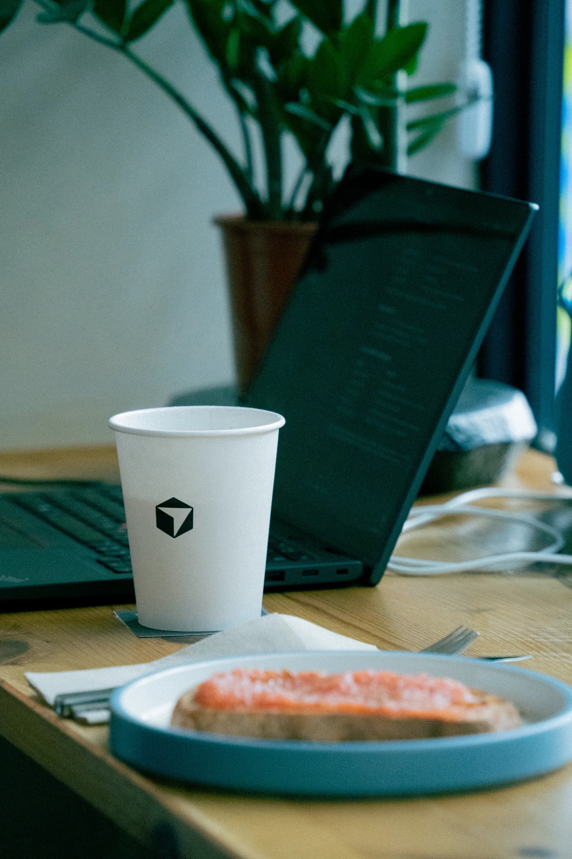 Cursor cup, laptop, and breakfast during Café Cursor Málaga