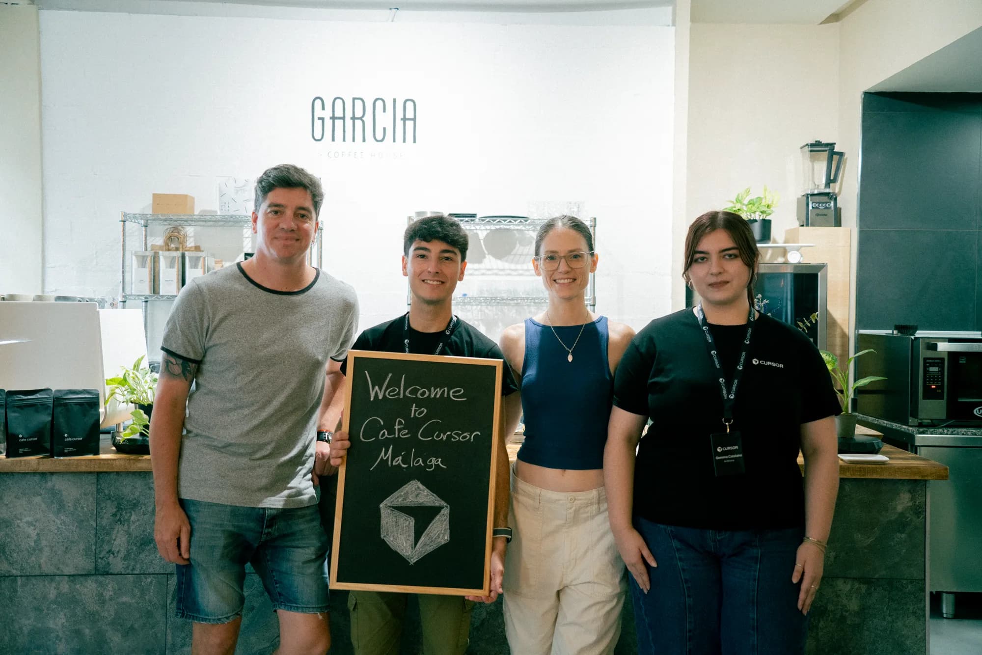 Café Cursor Málaga participants holding event material