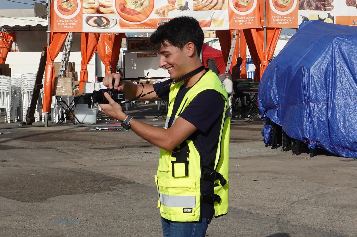 Damián Verde smiling while adjusting a Sony camera during the Feria de Málaga 2026 shoot